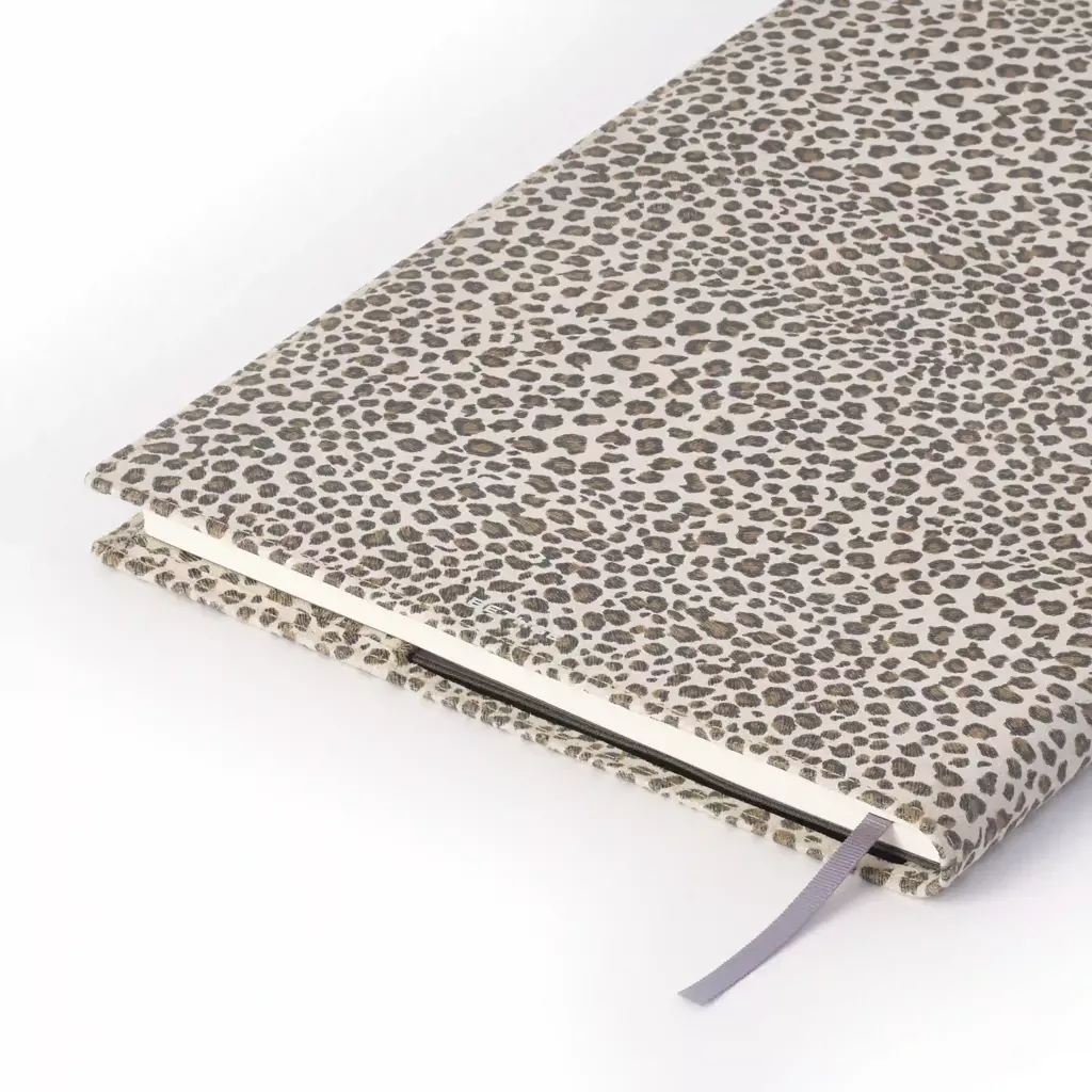 buchhuelle_fuer_din_a4_buecher_leder_leo_3.webp Leder Buchhülle A4 Leo