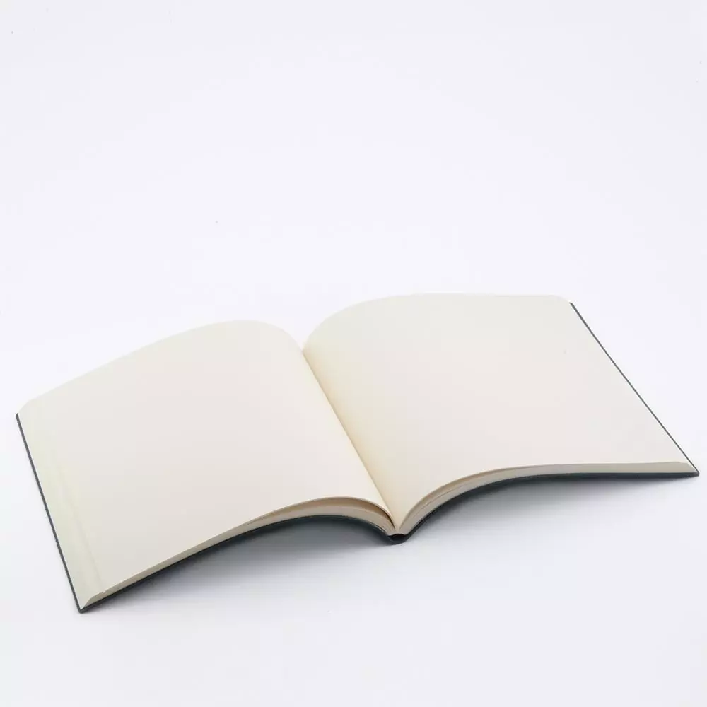 gaestebuch_110_blatt_leder_210x210_cm_22.webp Gästebuch, 110 Blatt, Leder, 21,0x21,0 cm, Latte