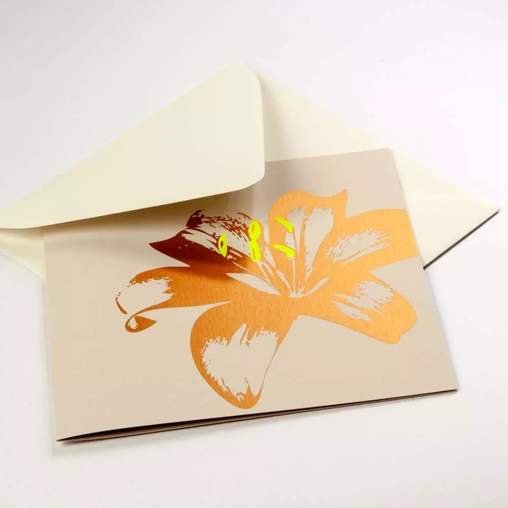 grusskarte_lilie_auf_pure_sand_1.webp Grußkarte Lilie auf Pure Sand