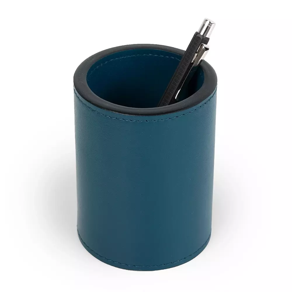 runder_stiftebecher_nappaleder_h_10_cm_d_75_cm_petrol_1.webp Round pen cup, nappa leather, H 10 cm, D 7.5 cm, petrol