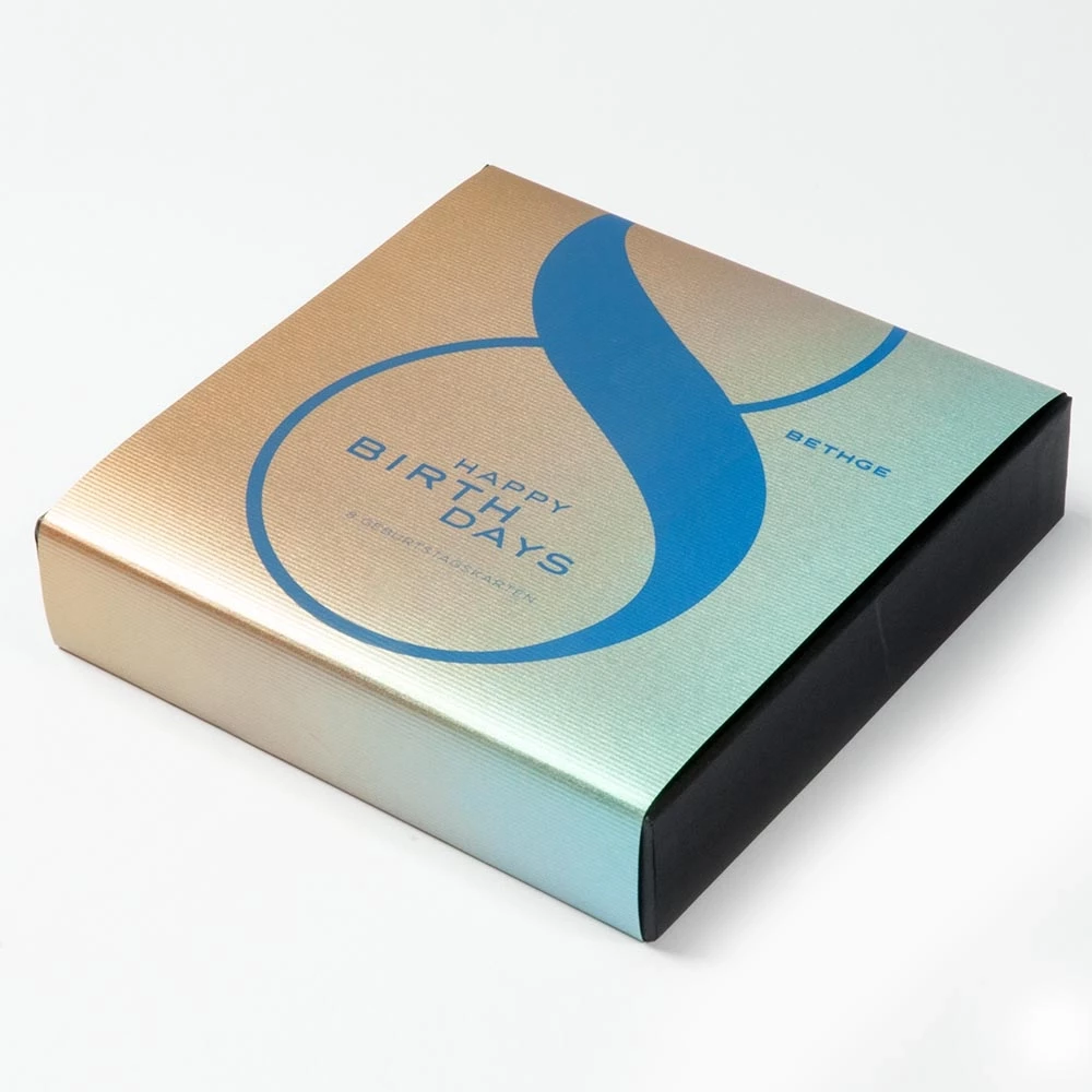 grusskarten-set_happy_birthdays_quadratisch_mit_8_klappkarten_2 Grußkarten-Set Happy Birthday Diplomat – 8 Klappkarten