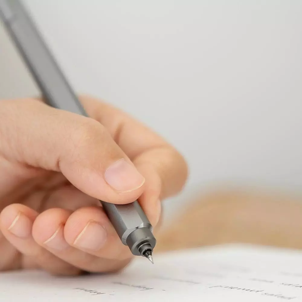 stilform_gelroller_arc_aluminium_24.webp stilform ARC Gel Pen, aluminium, aurora green