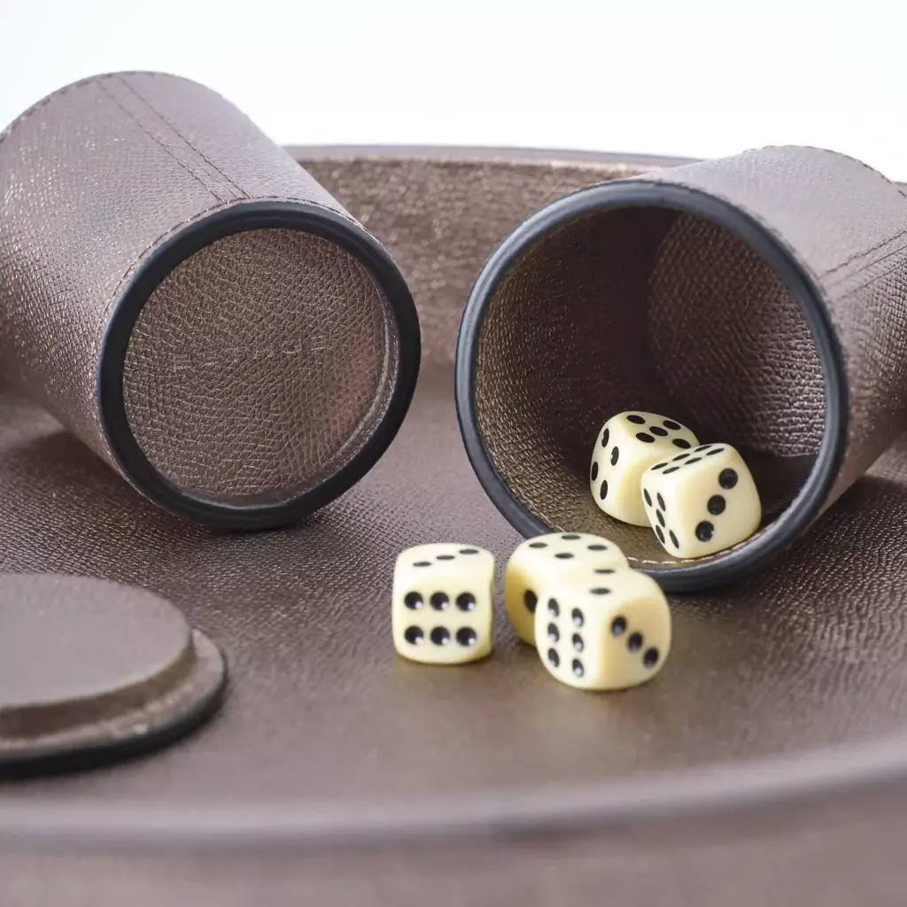 Würfelbecher-Set mit Ledertablett, Titan