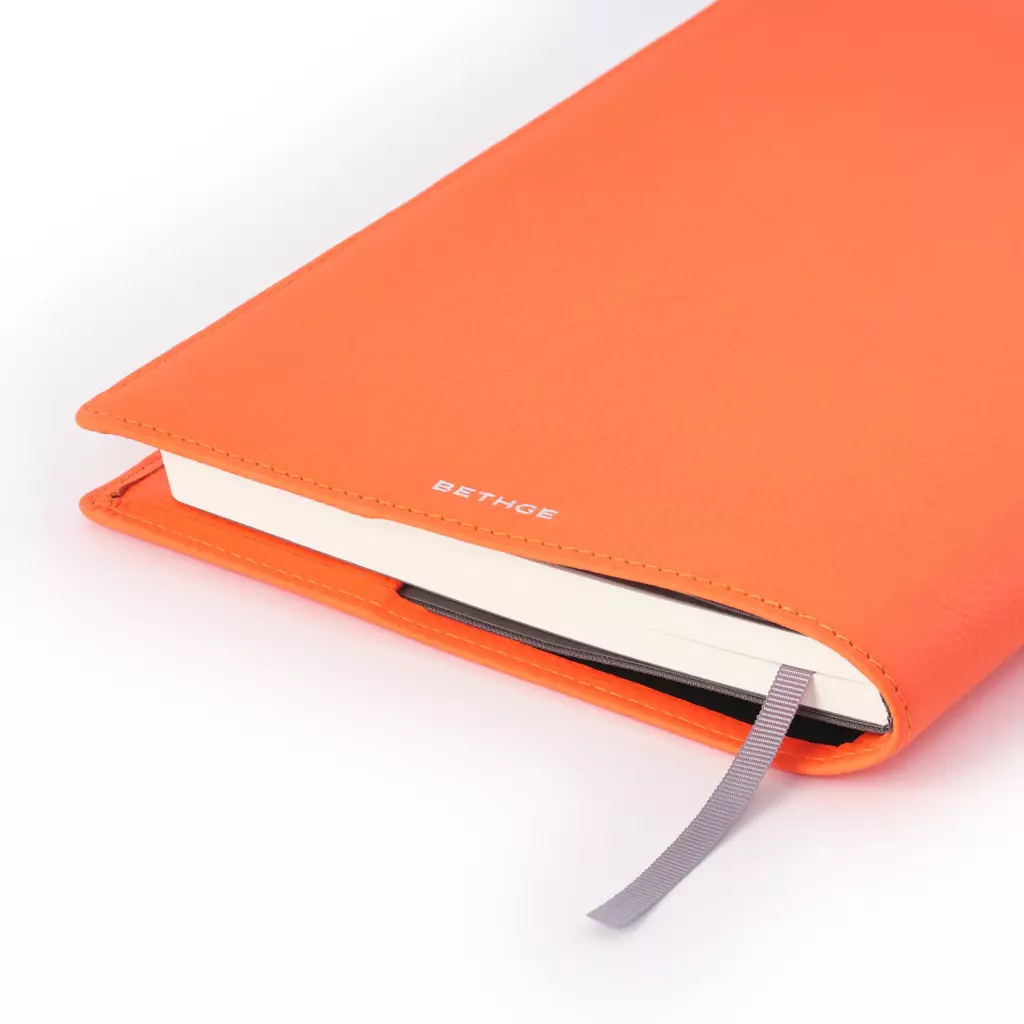 buchhuelle_fuer_din_a5_buecher_leder_orange_3.webp Leder Buchhülle A5 Orange